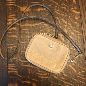 Cute Michael Kors crossbody clutch